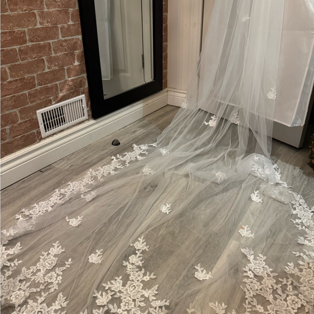 Amalfi Bridal Gown - Elegant White Floral Design - Picture 10 of 16